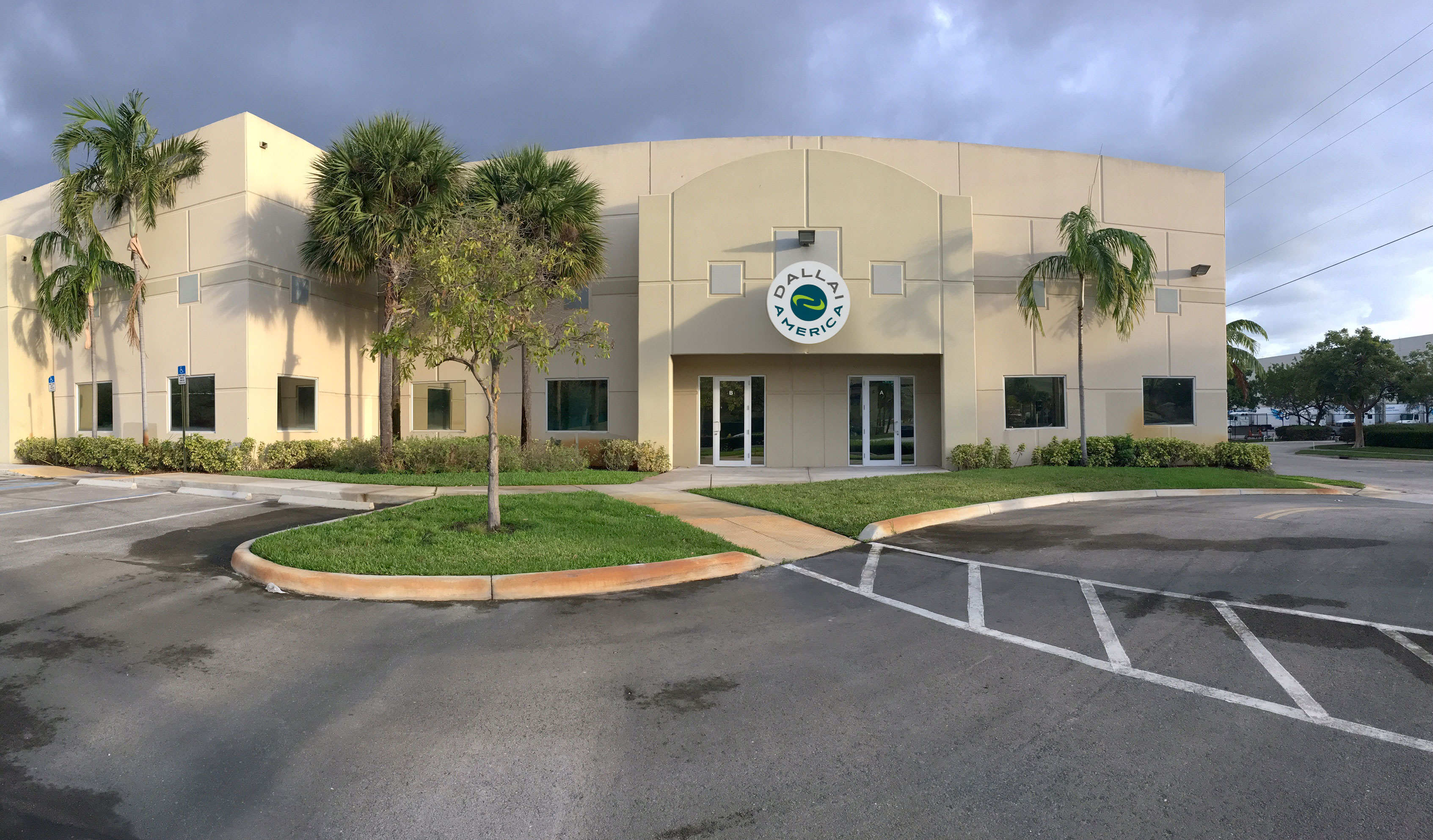 "Sede principale di Dallai America con logo aziendale in evidenza sulla facciata esterna."